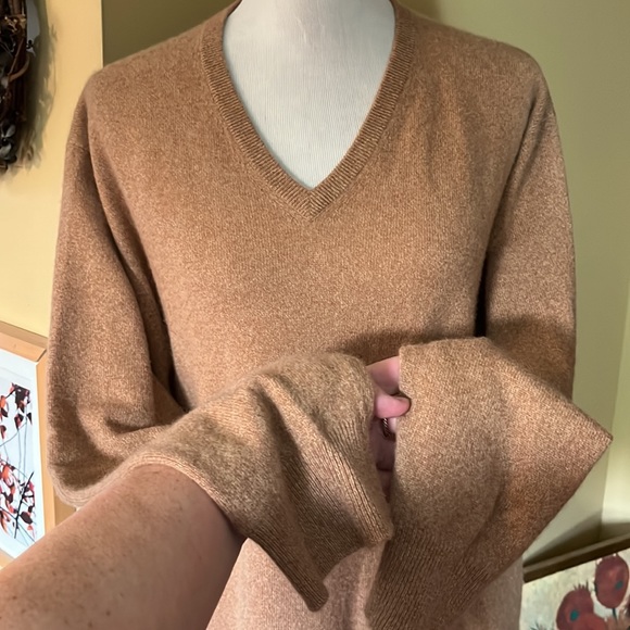 JOS A BANK Size Large V-neck Pullover Sweater Classic Khaki Tan Cashmere $198 - Picture 3 of 11